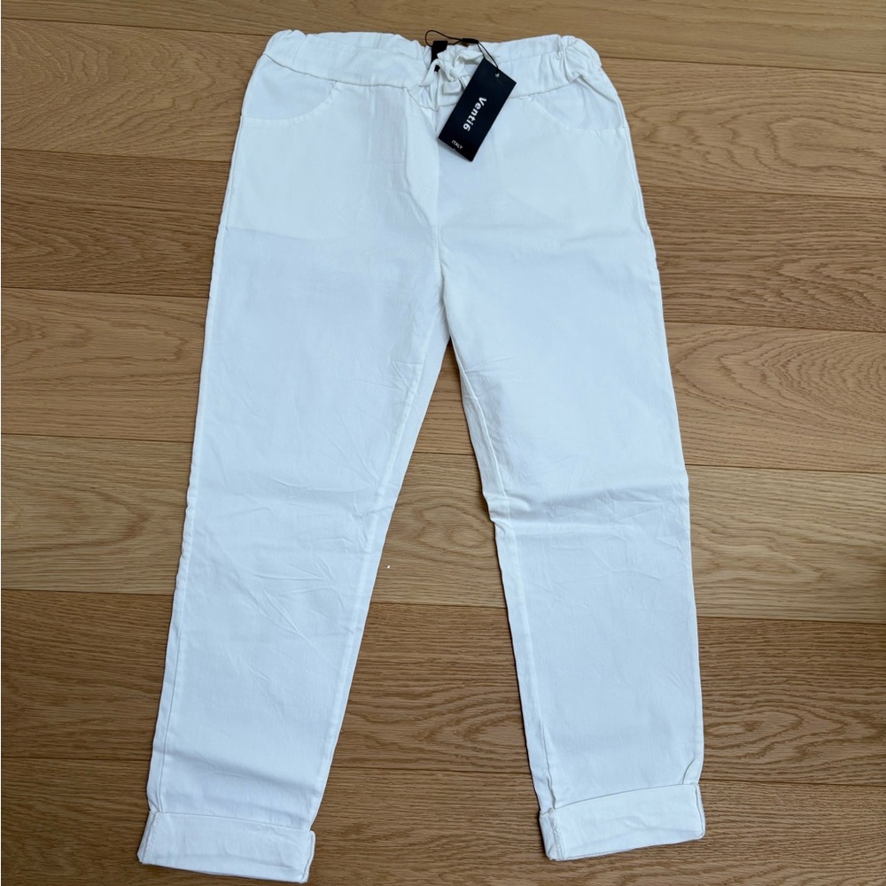 White Cropped CrinklePants from Thursdays with Relaxed Fit and Elastic Waistband